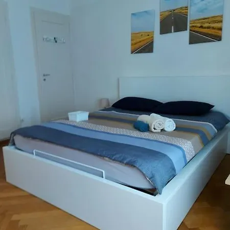 4 Minutes From Train Station Daire Lozan